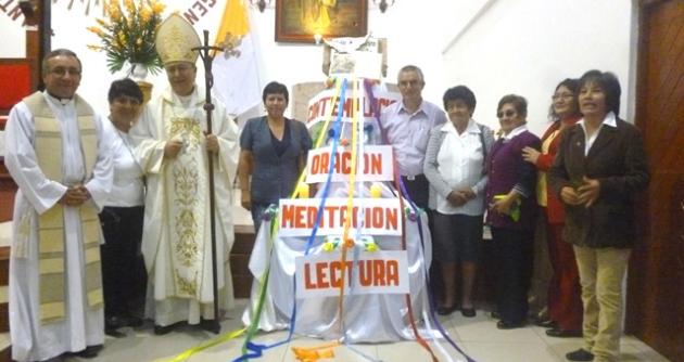 Equipo diocesano de Pastoral Bíblica junto a su asesor y el Obispo.