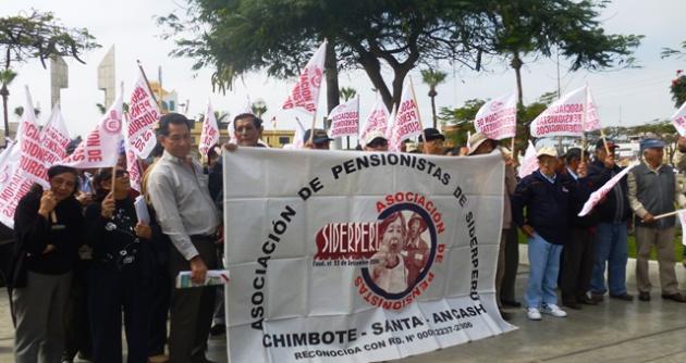 Pensionistas Siderúrgicos de Chimbote protestaron en la plaza de Armas. Foto: Milton Palpa