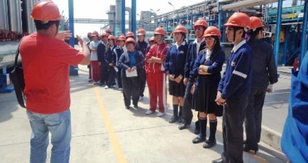 El año pasado los alumnos que integran el programa de Periodismo Escolar visitaron las instalaciones de la Planta Pesquera Tasa, ubicada en la zona industrial 27 de Octubre.