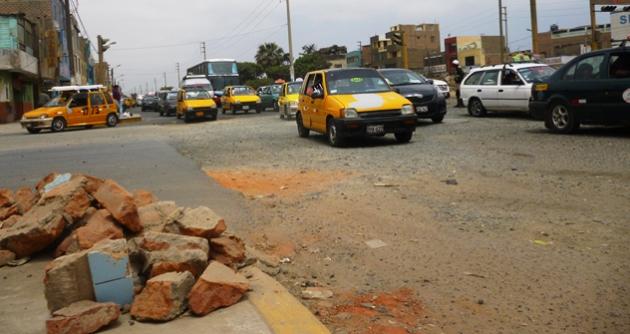 Obras inconclusas y mal hechas perjudican a transportistas por mal estado de vías.