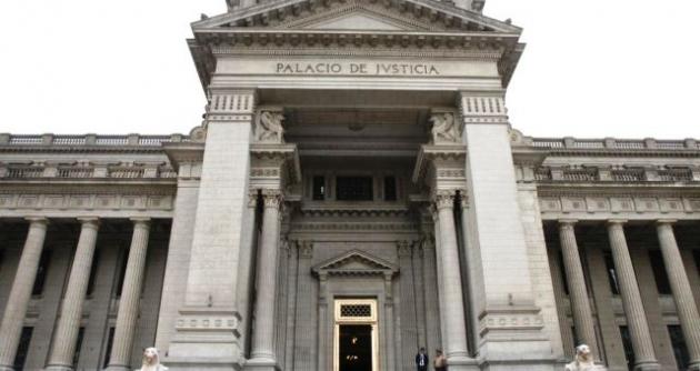 Determinar la responsabilidad funcional de los jueces que declaren la prescripción de los procesos.