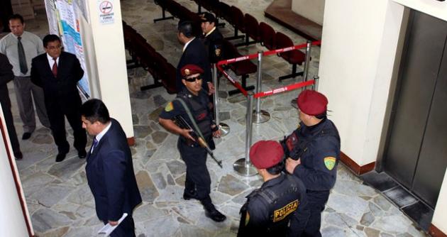 Efectivos de la Unidad de Desactivación de Explosivos revisaron oficinas judiciales.