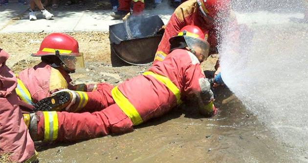 Demostración de apagado de incendio con manguera, foto cortesía.