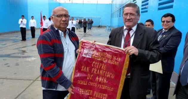 Entregaron gallardetes a ganadores de desfile patriótico en centro penitenciario de Cambio Puente.