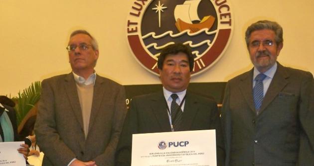 Autoridades de la PUCP entregaron reconocimiento a director del colegio Mundo Mejor.