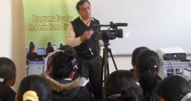 Ingeniero Wagner Gallardo Gago con los periodistas escolares.