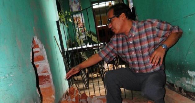 Propietario del Hospedaje Silvia, Benito Álvarez, muestra el forado que hicieron los delincuentes para ingresar al banco.