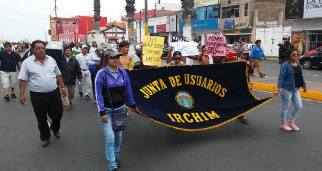 Son cerca de 800 agricultores que marchan en rechazo a un fallo judicial. (Foto Chimbotenlinea.com)