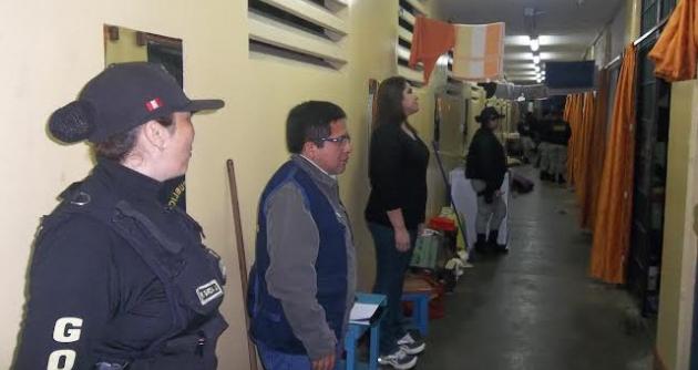 Desde chips telefónicos hasta un cuchillo fueron incautados en la requisa que se realizó hoy en la madrugada en el penal de Cambio Puente.