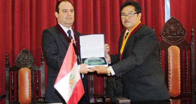 Luis Espinoza, Presidente de Rotary, recibiendo la llave de la ciudad por el regidor Oswaldo Avalos.