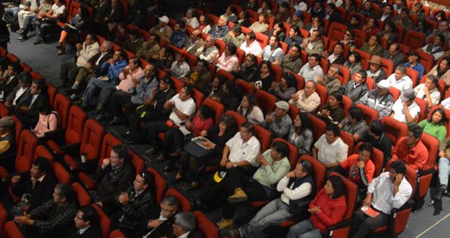 El público asistente a la sesión del Congreso en Huaraz recibió con fuertes pifias a la comgresista María López Córdova(Foto: Luis Poma)