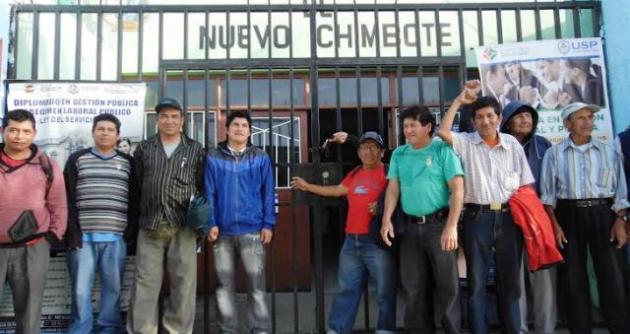 Trabajadores colocaron cadenas a la puerta de ingreso al recinto edil.