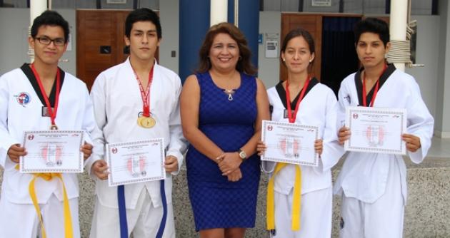 Estudiantes y deportistas junto a la Directora General de UCV en Chimbote.