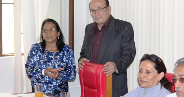 Rectora de la UNS junto al escritor peruano Eduardo González Viaña.