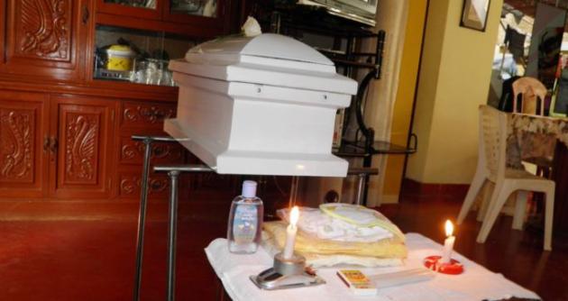 Foto: Velatorio de pequeña víctima de presunta negligencia médica en Essalud-Chimbote.