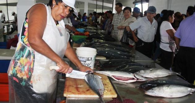 Hoy las amas de casa y público en general llenaron el desembarcadero artesanal de Chimbote, que empezó a atender desde las 5 a.m.