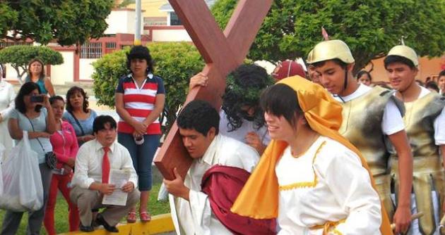 Jóvenes del colegio Cervelló representaron Vía Crucis.