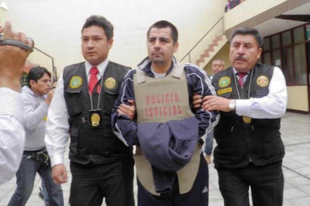 El periodista no respondió a ninguna de las preguntas de los hombres de prensa.