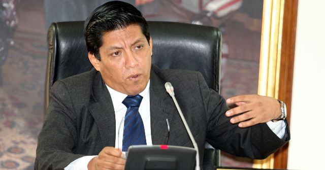 "Debe dar un paso al costado para que, de manera objetiva e imparcial, sea investigado".