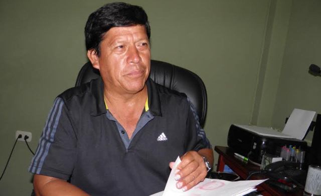 Henry Pumarica denuncia con documentos sobre presuntas irregularidades.