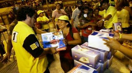 Congresista Heriberto Benitez distribuyendo artefactos eléctricos en su campaña.