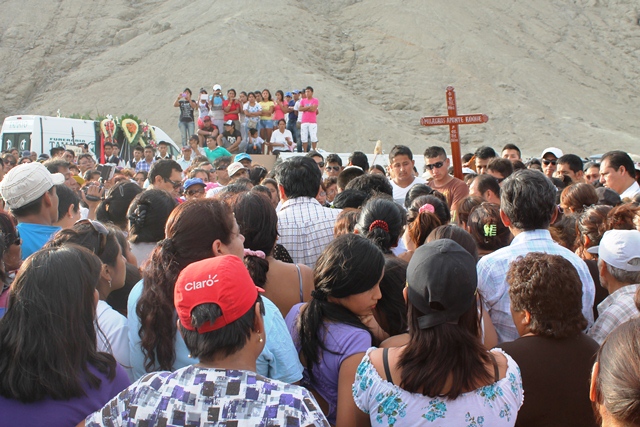 Unas 300 personas acompañaron el cortejo fúnebre hasta el Cementerio General de Casma.