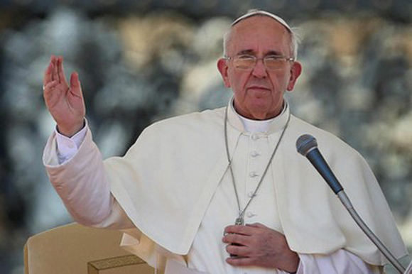 "Un auténtico espíritu de fraternidad vence el egoísmo individual ", dice el Papa.