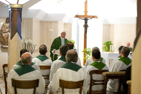 Francisco dijo que los sacerdotes deberían dejar la comodidad.