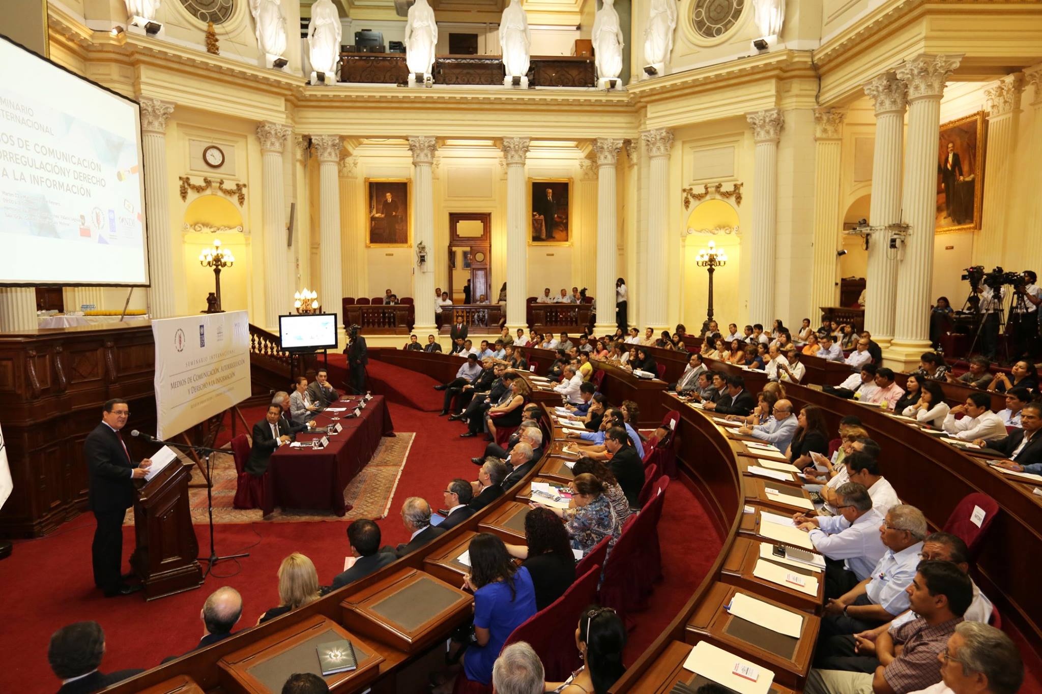 Proponen que asesores y personal de confianza de entidades del Estado sean designados por concurso público.
