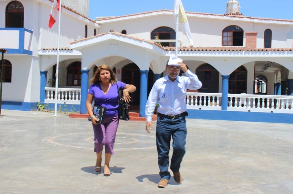 El electo gobernador regional evitó hablar con la prensa y cubriéndose el rostro se retiró.