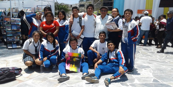 Cronwell Jara y estudiantes yugoslavinos. (Foto: Yazmín Tito)