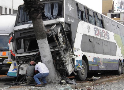 choque-bus-y-jeep-en-galvez