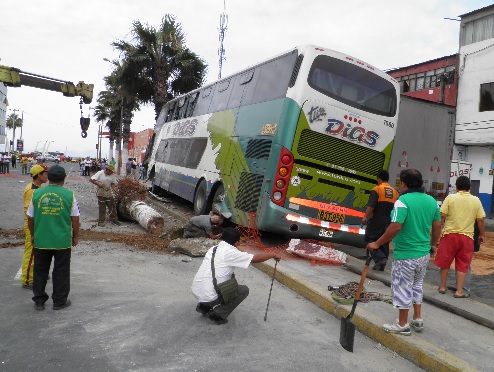 choque-bus-y-jeep-en-galvez2