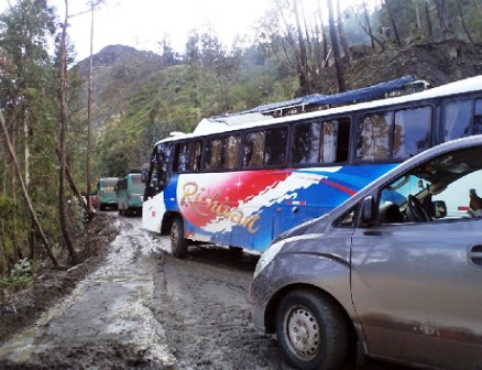 pallasca-carretera-aislada-vehiculos