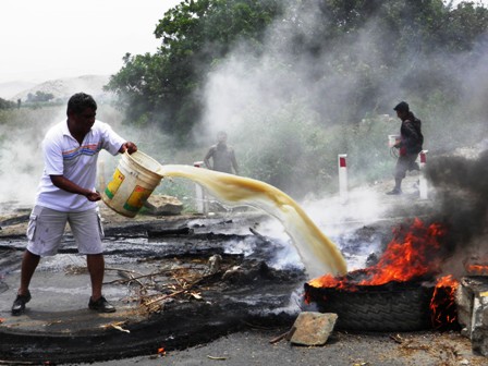 agricultores-bloquean-panamericana-casma