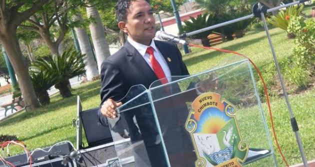 Valentín Fernández, alcalde de Nuevo Chimbote, en la ceremonia de izamiento del pabellón nacional.