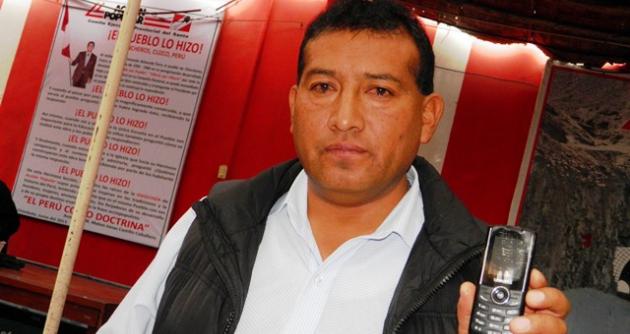 Nicolás Risco, alcalde de Pallasca, recibió medio centenar de amenazas en su celular.