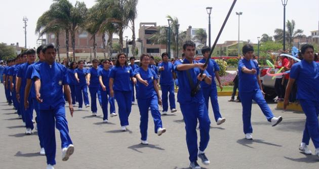 Alumnos de la UNS desfilaron luego del izamiento en la Plaza Mayor de Nuevo Chimbote.