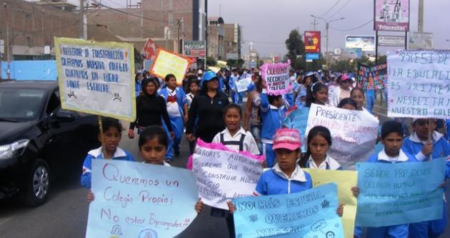 Niños ya no quieren estar encargados en otros colegios y reclaman inmediato reinicio de obra en su colegio.