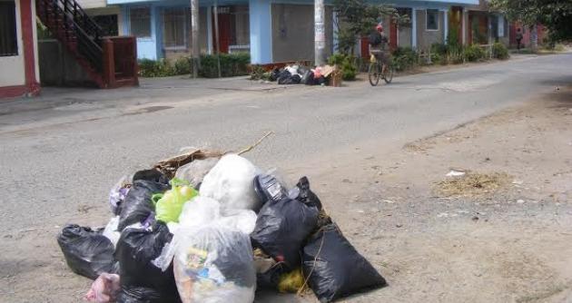 Así está la basura en el distrito de Nuevo Chimbote pues los camiones recolectores están malogrados.