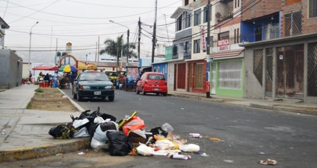 Basura a unos metros del colegio Inmaculada de la Merced.