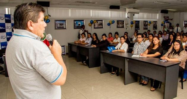 Capacitación a universitarios chimbotanos en el programa Escuela de Microfinanzas de la Caja del Santa. (Foto cortesía)
