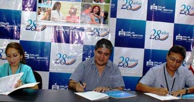 Acto de firma del convenio ente Caja del Santa y Essalud realizado en Chimbote.