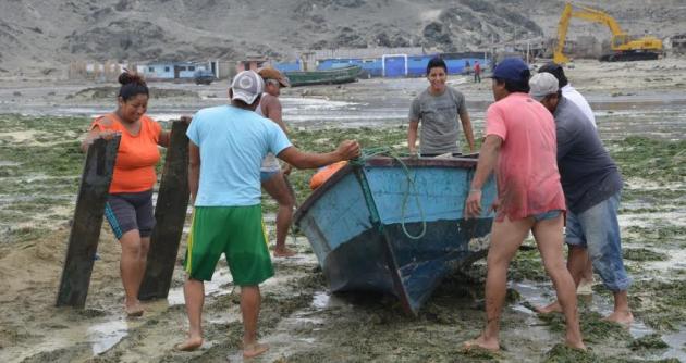 En la caleta El Dorado el fuerte oleaje dejó inutilizadas 15 embarcaciones pesqueras artesanales.