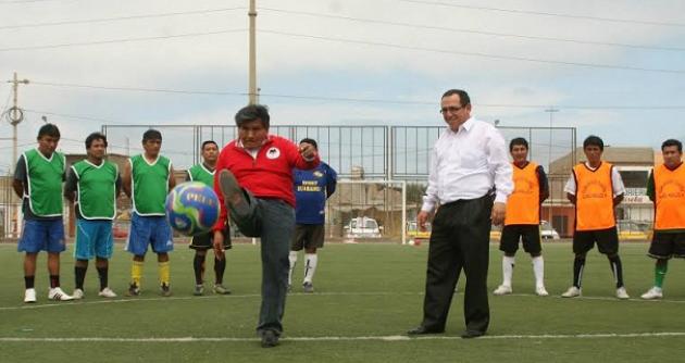 Los candidatos del Manpe, Lombardo Mautino y Esteban Cacha, inauguraron un campeonato de fulbito en Chimbote.
