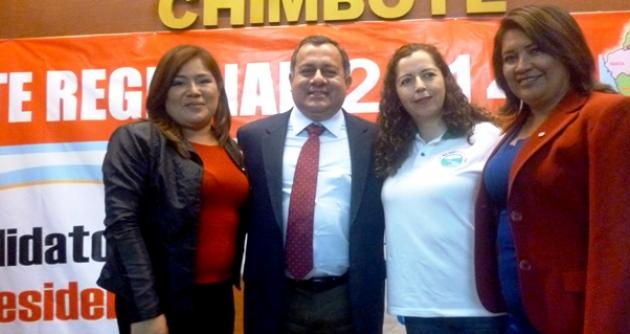 Candidatas regionales junto al secretario general de Transparencia al término del debate.
