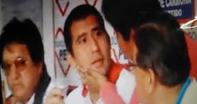 El candidato Juan Carlos Morillo fue sorpresivamente besado por una mujer, durante una conferencia de prensa.