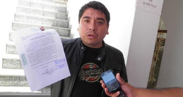 Carlos Bazán denunció que el alcalde de Samanco,Rafael Huamanchumo, pretendía vender terrenos de Besique para cancelar deuda.