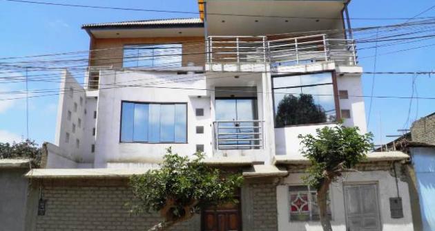 En la vivienda de Román no hay presencia policial, según vecinos.
