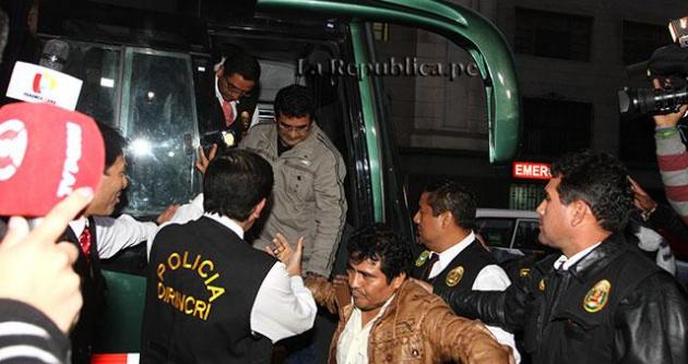 Enmarrocados César Álvarez y Víctor López Padilla trasladados a carceleta. (Foto: La República)